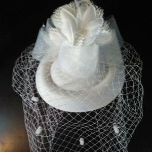 Fascinator with feathers and lace